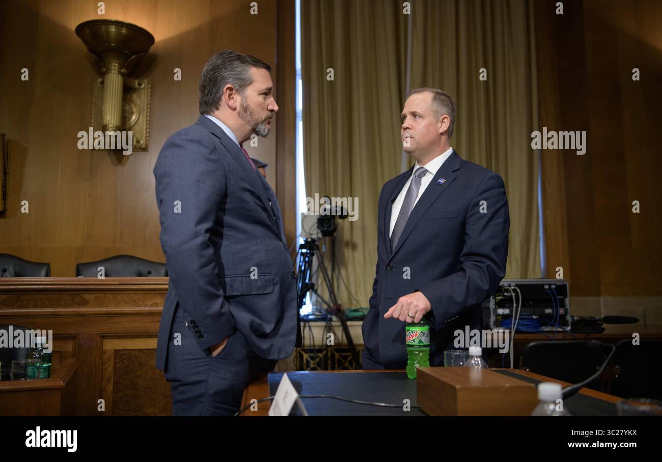 14 mai 2019 - Washington, DC, États-Unis - Sen. Ted Cruz du Texas, président de la sous-Commission sur l'aviation et l'espace, à gauche, discute avec l'administrateur de la NASA Jim Bridenstine à la suite d'une audience sur l'environnement spatial émergent : défis opérationnels, techniques et politiques au Dirksen Senator Office Building le 14 mai 2019 à Washington, DC. (Crédit image : © Bill Ingalls via ZUMA Wire) Banque D'Images