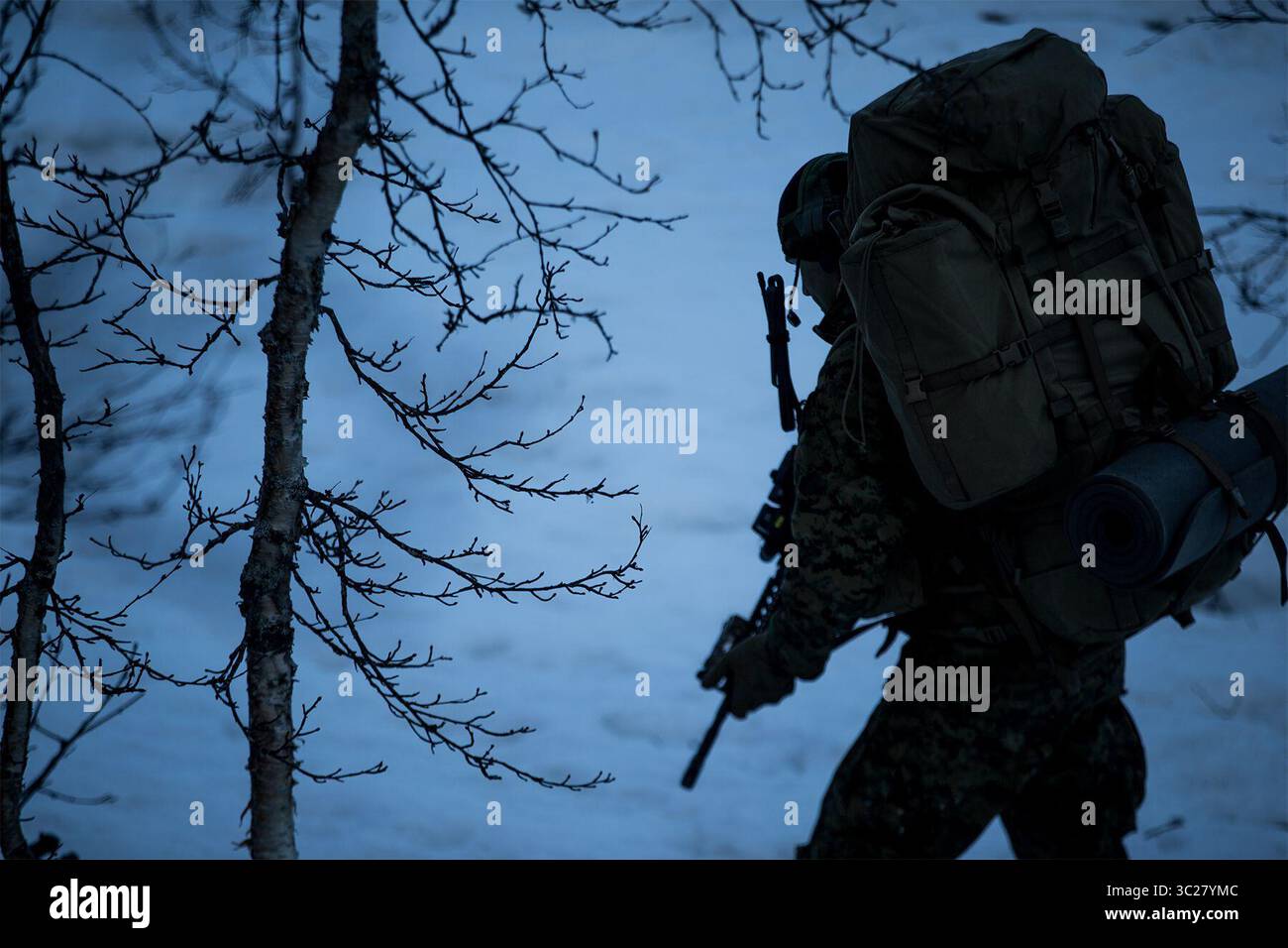 13 mai 2019 - Norvège - Un Marine effectue une patrouille nocturne sur un terrain montagneux en Norvège, le 13 mai 2019, pendant Platinum Ren, un exercice mené avec les forces norvégiennes dans des environnements difficiles qui vise à renforcer les partenariats de coalition. (Crédit image : © U.S. Marines/ZUMA Wire/ZUMAPRESS.com) Banque D'Images