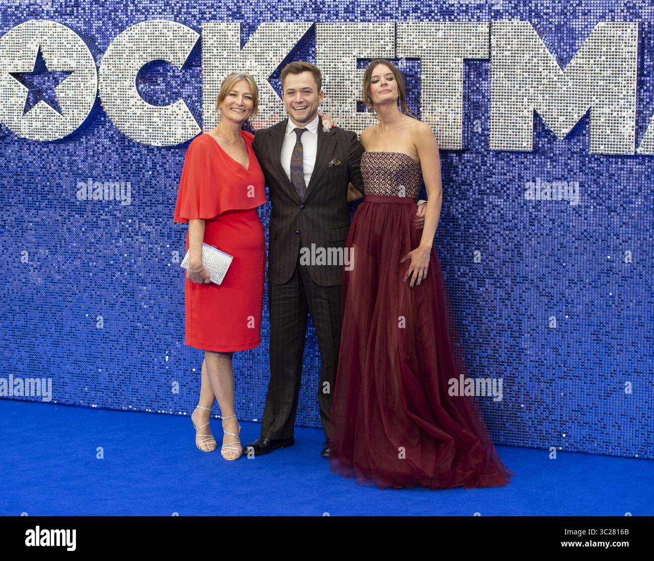 21 mai 2019 - Londres, Royaume-Uni - Christine Egerton, Taron Egerton et Emily Thomas assistent à la première britannique de Rocketman à Odeon Leicester Square. (Crédit image : © Gary Mitchell/SOPA images via ZUMA Wire) Banque D'Images