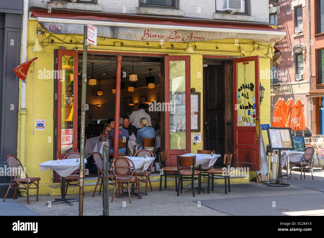 L'extérieur d'Un restaurant français traditionnel, le Bistro les aimes, à SoHo New York avec des gens qui dînent à l'intérieur Banque D'Images