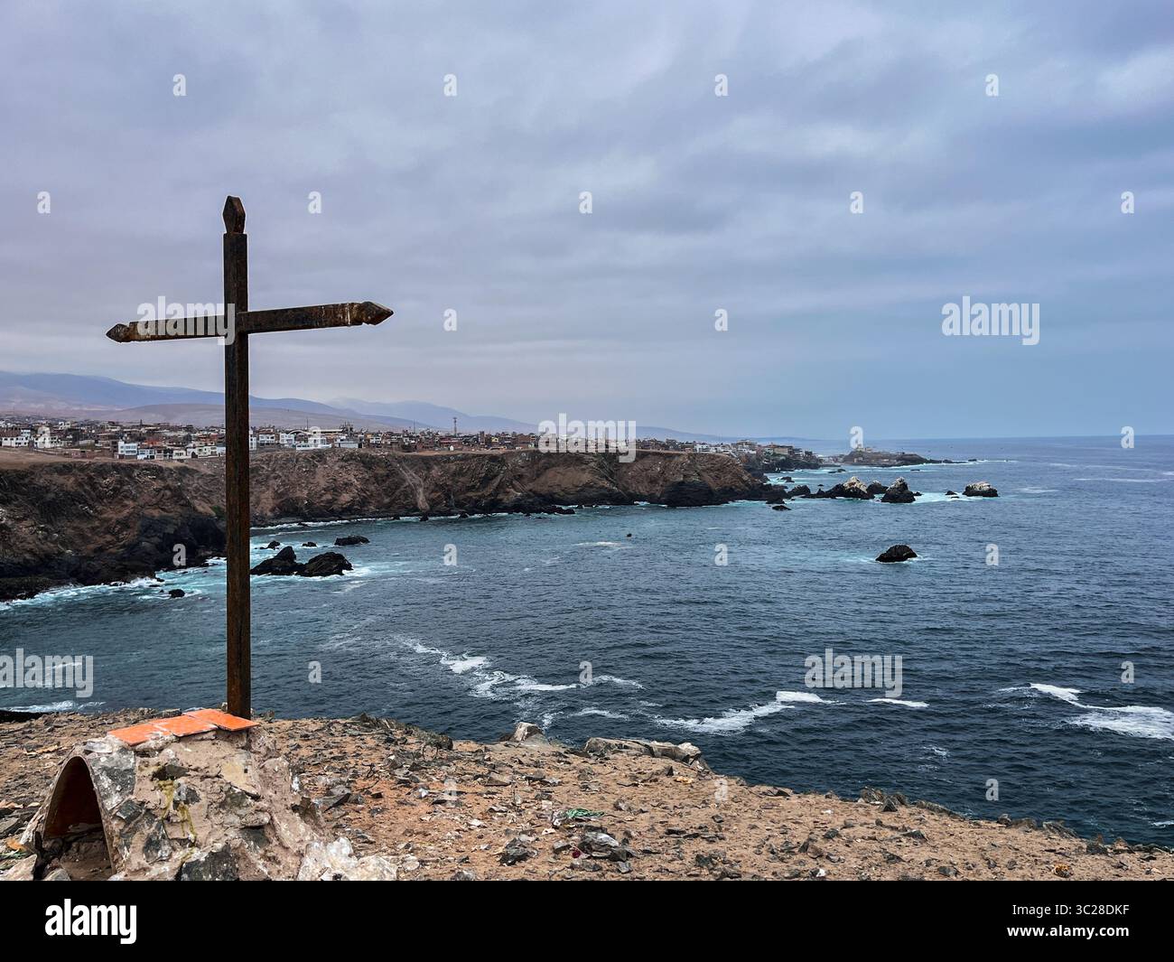 Une grande croix sur la vue spectaculaire des falaises de l'océan Pacifique, point de vue à côté de Mollendo dans le sud du Pérou. Il est situé dans la région d'Arequipa Banque D'Images