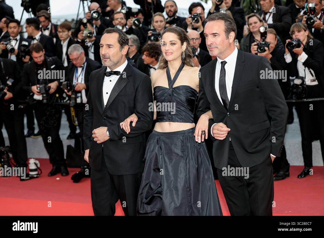 20 mai 2019 - Cannes, France - CANNES - 20 MAI : Gilles Lellouche, Marion Cotillard et Jean Dujardin arrivent à la première de ''LA BELLE EPOQUE'' lors du Festival de Cannes 2019 le 20 mai 2019 au Palais des Festivals de Cannes, France. (Crédit image : © Imagespace via ZUMA Wire) Banque D'Images
