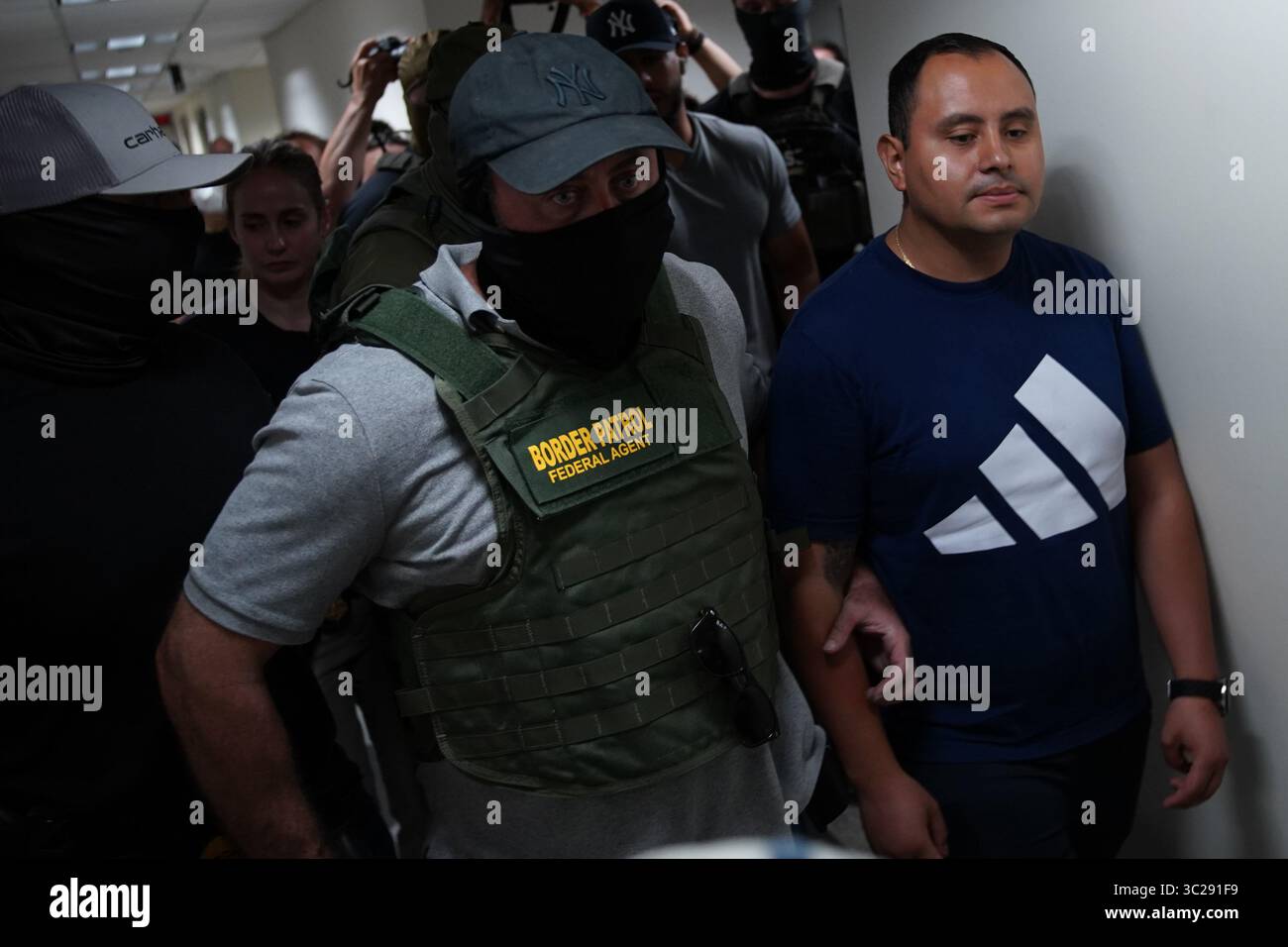 New York, États-Unis. 23 juillet 2025. Les agents fédéraux détiennent un homme devant les tribunaux de l'Executive Office of Immigration Review (EOIR) au 26 Federal Plaza. Les élus de la ville ont tenté d'accéder au 10e étage du 26 Federal Plaza pour inspection après une fuite vidéo qui a révélé les conditions des cellules de détention dans lesquelles les détenus étaient placés. Crédit : SOPA images Limited/Alamy Live News Banque D'Images