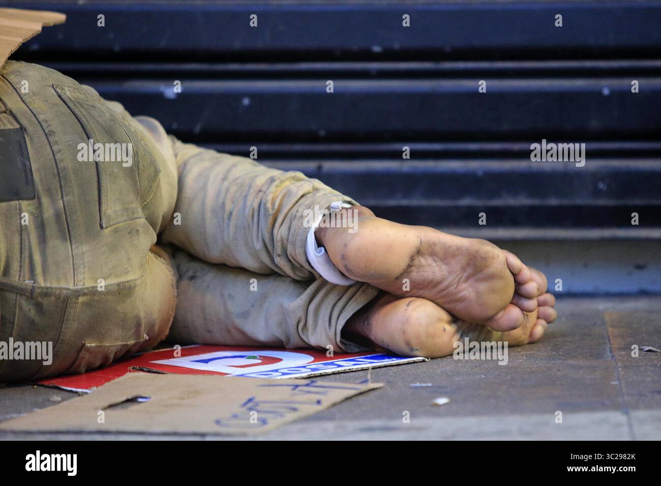 9 août 2018 - 09082018 San JosÃÂ©. Recorrido por calles y avenidas del centro oeste-norte de la capital para buscar habitantes de calle (indigentes) y poder valorar dÃÂ³nde y como Duermen. ESTA foto se tomÃÂ³ a las 5 :25 am al final del Paseo ColÃÂ³n, en la acera frente al Hospital San Juan de Dios. Foto : Rafael Pacheco (crédit image : © la Nacion via ZUMA Press) Banque D'Images