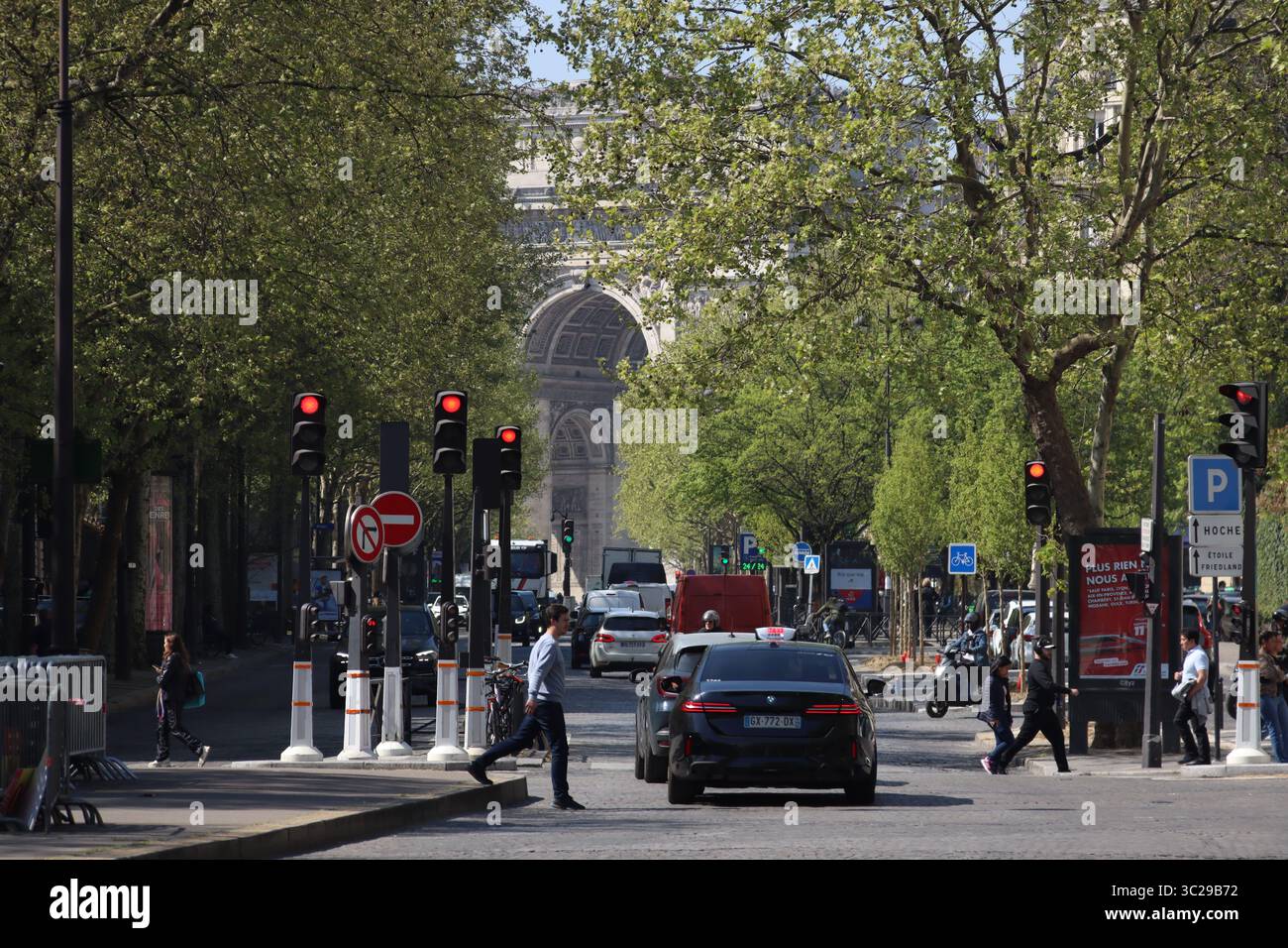 en regardant l'av de friedland vers l'arc de triomphe paris Banque D'Images