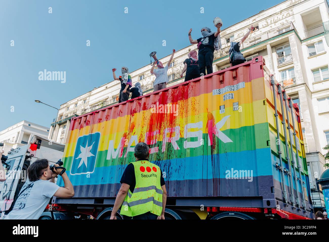 Des manifestants vus au-dessus du véhicule Maersk scandent des slogans anti-génocide lors du défilé annuel de célébration de la fierté. Le défilé de l’égalité 2025 a marqué le point culminant des célébrations de la fierté cityís, rassemblant des milliers de personnes pour défendre les droits LGBTQ+ et célébrer la diversité et l’inclusion. Banque D'Images