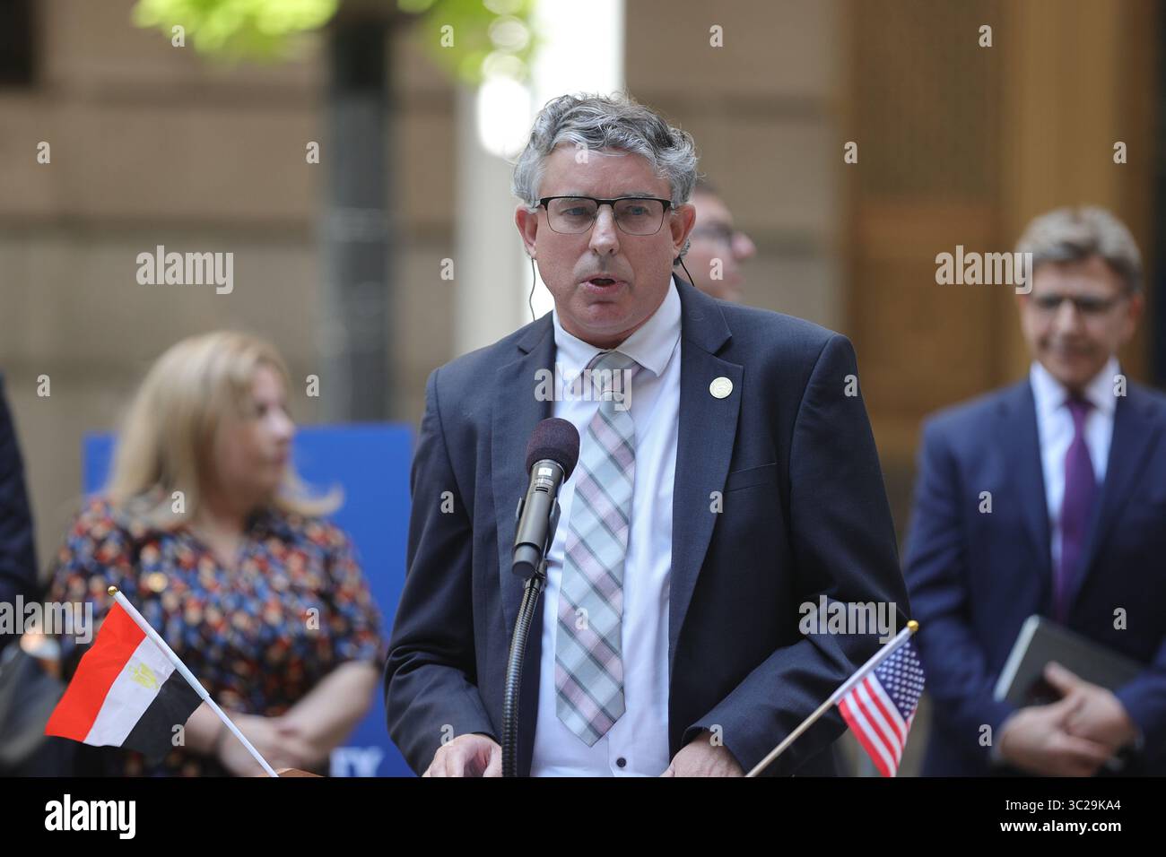 NEW YORK, NEW YORK – 23 JUILLET : maire Eric Adams, Simon Cardy, consul général, Afrique du Sud, et chef, le Groupe des consuls généraux africains aux côtés des diplomates égyptiens et des personnalités de marque prononce un discours lors de la cérémonie de levée du drapeau égyptien à Bowling Green le 23 juillet 2025 à New York. L'événement a marqué le 73e jour de l'indépendance des Égyptiens et la première fois que le drapeau égyptien a été hissé dans le parc historique, reconnaissant les contributions de la communauté égyptienne américaine forte de 40 000 personnes. Le maire Adams a honoré l'impact des communautés dans la médecine, les petites entreprises, la sécurité publique et la culture, et a souligné th Banque D'Images