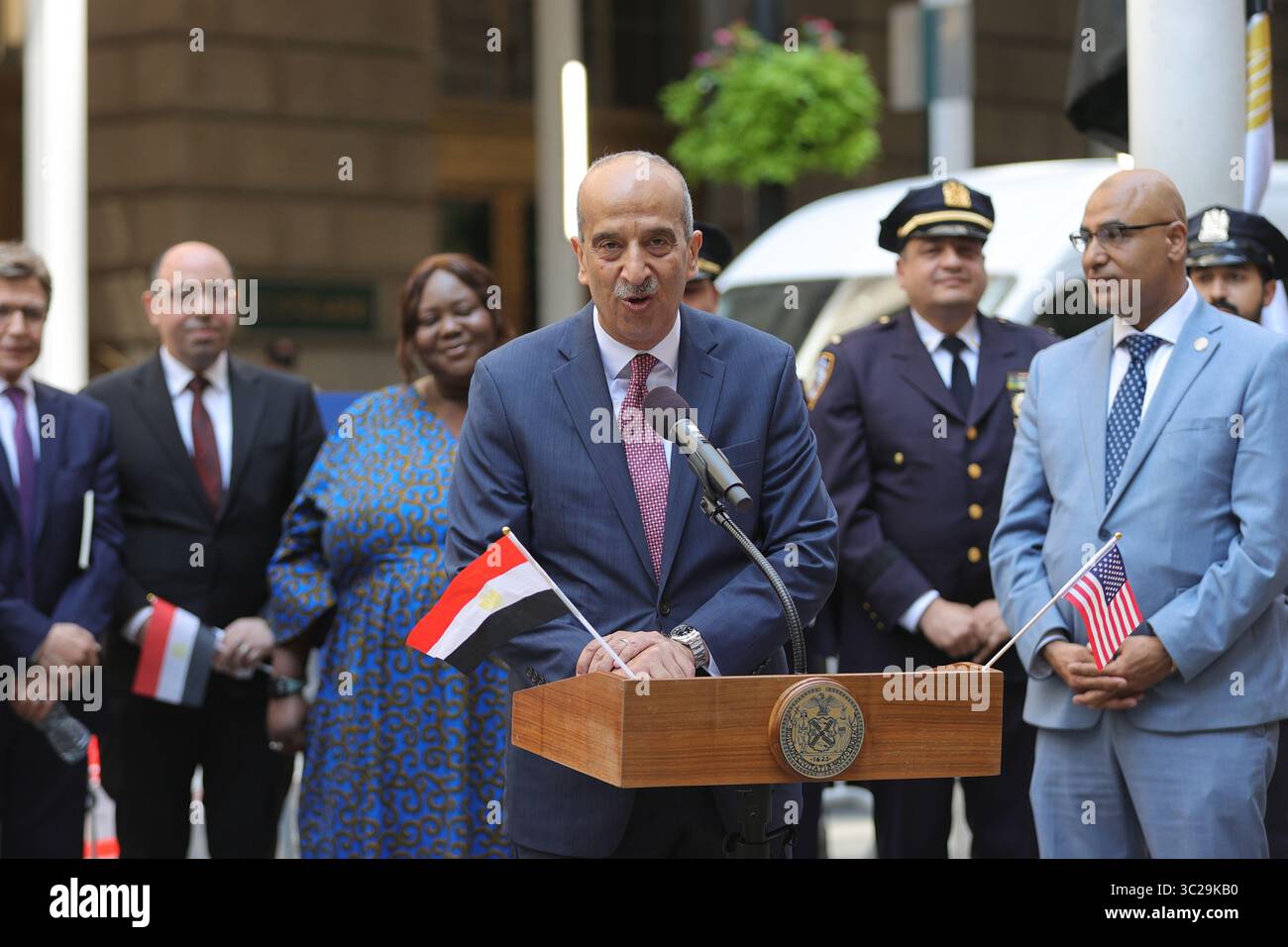 NEW YORK, NEW YORK – 23 JUILLET : le maire Eric Adams, représentant permanent de l'Égypte auprès de l'ONU Oussama Abdel-Khalek, aux côtés de diplomates égyptiens et de personnalités, prononce un discours lors de la cérémonie de levée du drapeau égyptien à Bowling Green le 23 juillet 2025 à New York. L'événement a marqué le 73e jour de l'indépendance des Égyptiens et la première fois que le drapeau égyptien a été hissé dans le parc historique, reconnaissant les contributions de la communauté égyptienne américaine forte de 40 000 personnes. Le maire Adams a honoré l'impact des communautés dans la médecine, les petites entreprises, la sécurité publique et la culture, et a souligné l'importance de di Banque D'Images