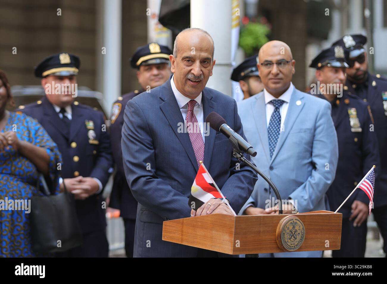 NEW YORK, NEW YORK – 23 JUILLET : le maire Eric Adams, représentant permanent de l'Égypte auprès de l'ONU Oussama Abdel-Khalek, aux côtés de diplomates égyptiens et de personnalités, prononce un discours lors de la cérémonie de levée du drapeau égyptien à Bowling Green le 23 juillet 2025 à New York. L'événement a marqué le 73e jour de l'indépendance des Égyptiens et la première fois que le drapeau égyptien a été hissé dans le parc historique, reconnaissant les contributions de la communauté égyptienne américaine forte de 40 000 personnes. Le maire Adams a honoré l'impact des communautés dans la médecine, les petites entreprises, la sécurité publique et la culture, et a souligné l'importance de di Banque D'Images