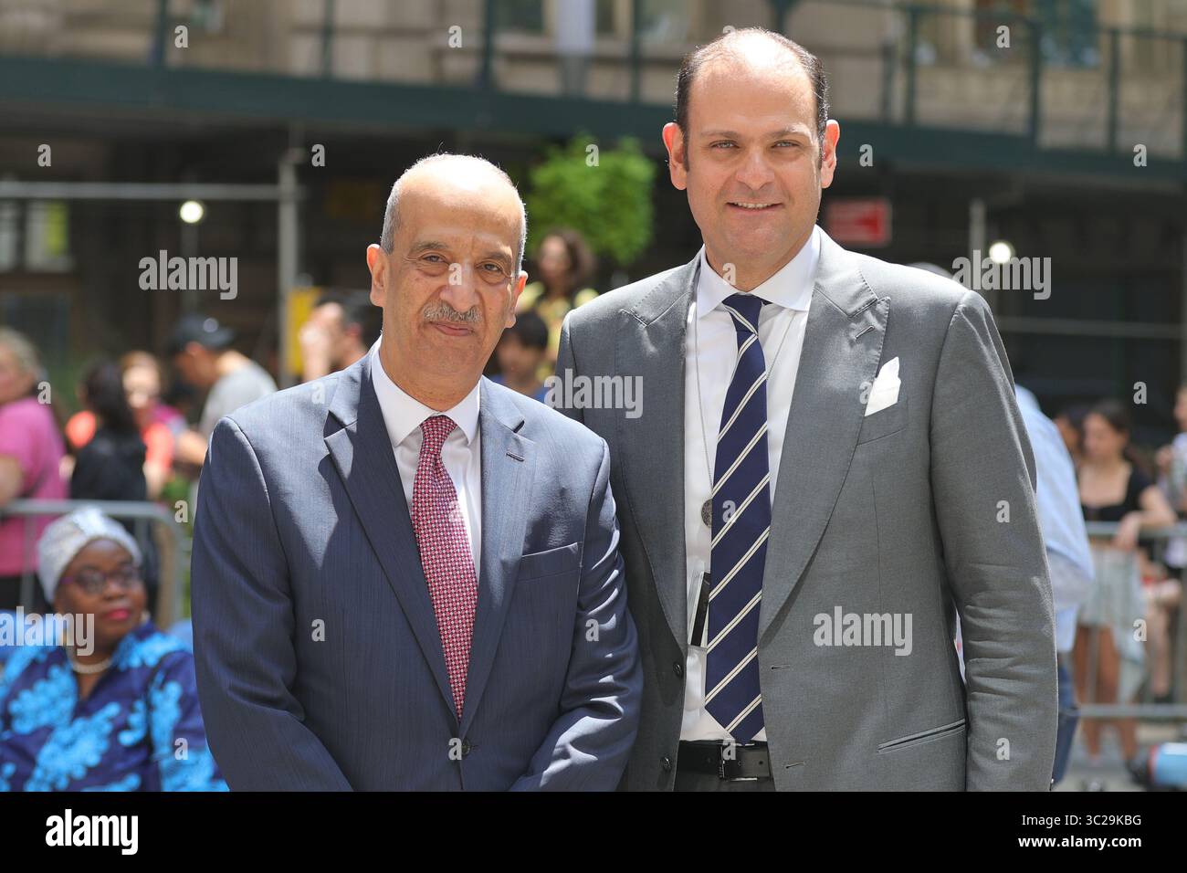 NEW YORK, NEW YORK – 23 JUILLET : le maire Eric Adams, représentant permanent de l'Égypte auprès de l'ONU Oussama Abdel-Khalek, aux côtés de diplomates égyptiens et de personnalités, prononce un discours lors de la cérémonie de levée du drapeau égyptien à Bowling Green le 23 juillet 2025 à New York. L'événement a marqué le 73e jour de l'indépendance des Égyptiens et la première fois que le drapeau égyptien a été hissé dans le parc historique, reconnaissant les contributions de la communauté égyptienne américaine forte de 40 000 personnes. Le maire Adams a honoré l'impact des communautés dans la médecine, les petites entreprises, la sécurité publique et la culture, et a souligné l'importance de di Banque D'Images