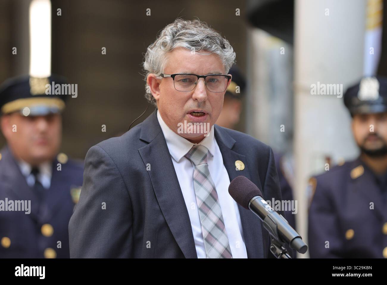 NEW YORK, NEW YORK – 23 JUILLET : maire Eric Adams, Simon Cardy, consul général, Afrique du Sud, et chef, le Groupe des consuls généraux africains aux côtés des diplomates égyptiens et des personnalités de marque prononce un discours lors de la cérémonie de levée du drapeau égyptien à Bowling Green le 23 juillet 2025 à New York. L'événement a marqué le 73e jour de l'indépendance des Égyptiens et la première fois que le drapeau égyptien a été hissé dans le parc historique, reconnaissant les contributions de la communauté égyptienne américaine forte de 40 000 personnes. Le maire Adams a honoré l'impact des communautés dans la médecine, les petites entreprises, la sécurité publique et la culture, et a souligné th Banque D'Images