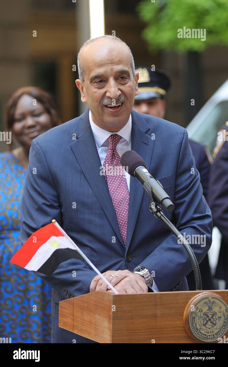NEW YORK, NEW YORK – 23 JUILLET : le maire Eric Adams, représentant permanent de l'Égypte auprès de l'ONU Oussama Abdel-Khalek, aux côtés de diplomates égyptiens et de personnalités, prononce un discours lors de la cérémonie de levée du drapeau égyptien à Bowling Green le 23 juillet 2025 à New York. L'événement a marqué le 73e jour de l'indépendance des Égyptiens et la première fois que le drapeau égyptien a été hissé dans le parc historique, reconnaissant les contributions de la communauté égyptienne américaine forte de 40 000 personnes. Le maire Adams a honoré l'impact des communautés dans la médecine, les petites entreprises, la sécurité publique et la culture, et a souligné l'importance de di Banque D'Images
