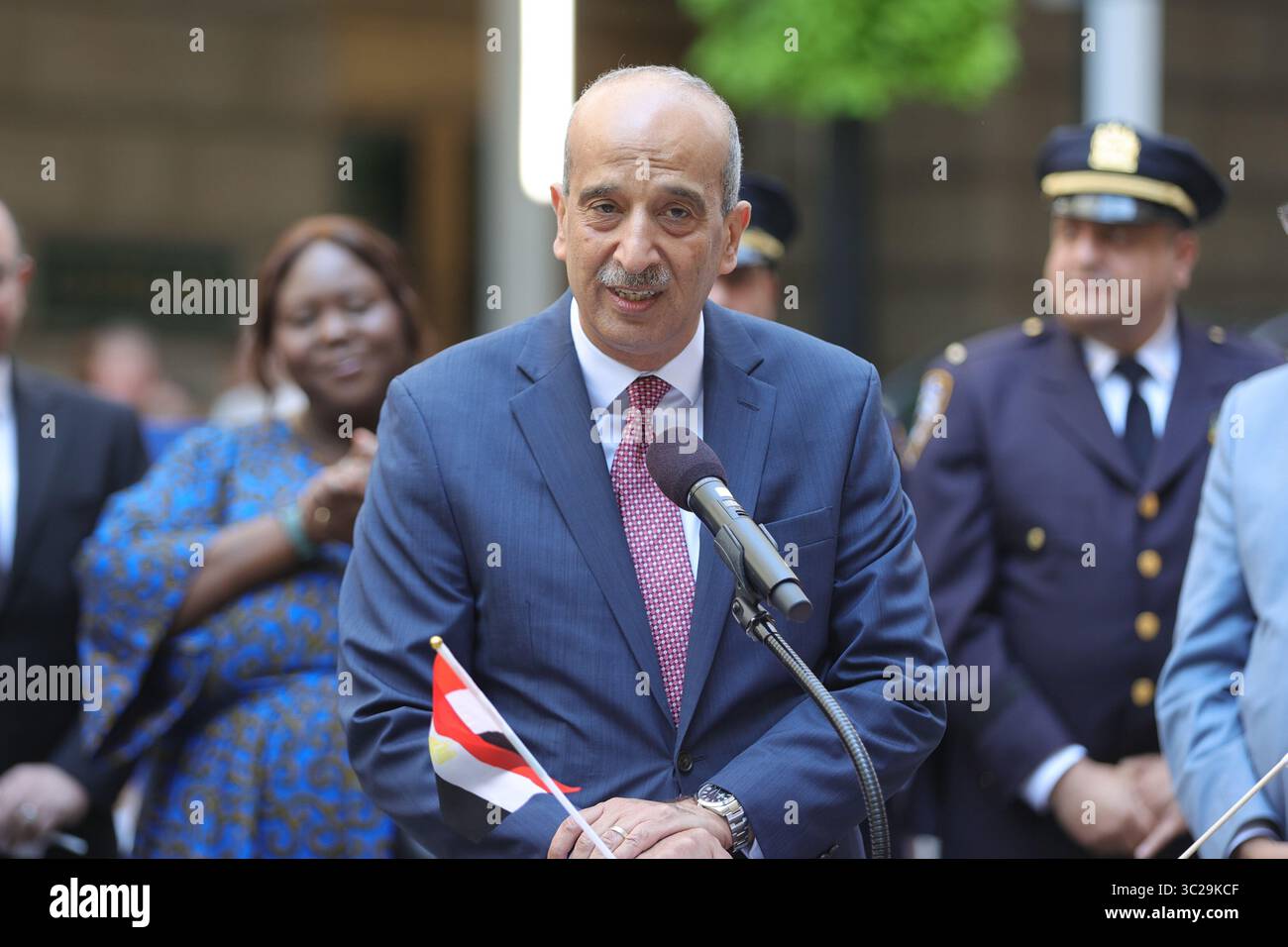 NEW YORK, NEW YORK – 23 JUILLET : le maire Eric Adams, représentant permanent de l'Égypte auprès de l'ONU Oussama Abdel-Khalek, aux côtés de diplomates égyptiens et de personnalités, prononce un discours lors de la cérémonie de levée du drapeau égyptien à Bowling Green le 23 juillet 2025 à New York. L'événement a marqué le 73e jour de l'indépendance des Égyptiens et la première fois que le drapeau égyptien a été hissé dans le parc historique, reconnaissant les contributions de la communauté égyptienne américaine forte de 40 000 personnes. Le maire Adams a honoré l'impact des communautés dans la médecine, les petites entreprises, la sécurité publique et la culture, et a souligné l'importance de di Banque D'Images