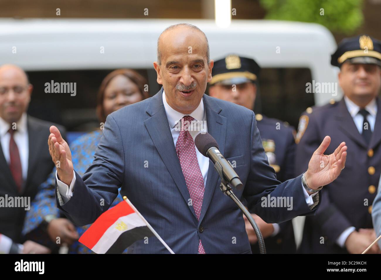 NEW YORK, NEW YORK – 23 JUILLET : le maire Eric Adams, représentant permanent de l'Égypte auprès de l'ONU Oussama Abdel-Khalek, aux côtés de diplomates égyptiens et de personnalités, prononce un discours lors de la cérémonie de levée du drapeau égyptien à Bowling Green le 23 juillet 2025 à New York. L'événement a marqué le 73e jour de l'indépendance des Égyptiens et la première fois que le drapeau égyptien a été hissé dans le parc historique, reconnaissant les contributions de la communauté égyptienne américaine forte de 40 000 personnes. Le maire Adams a honoré l'impact des communautés dans la médecine, les petites entreprises, la sécurité publique et la culture, et a souligné l'importance de di Banque D'Images
