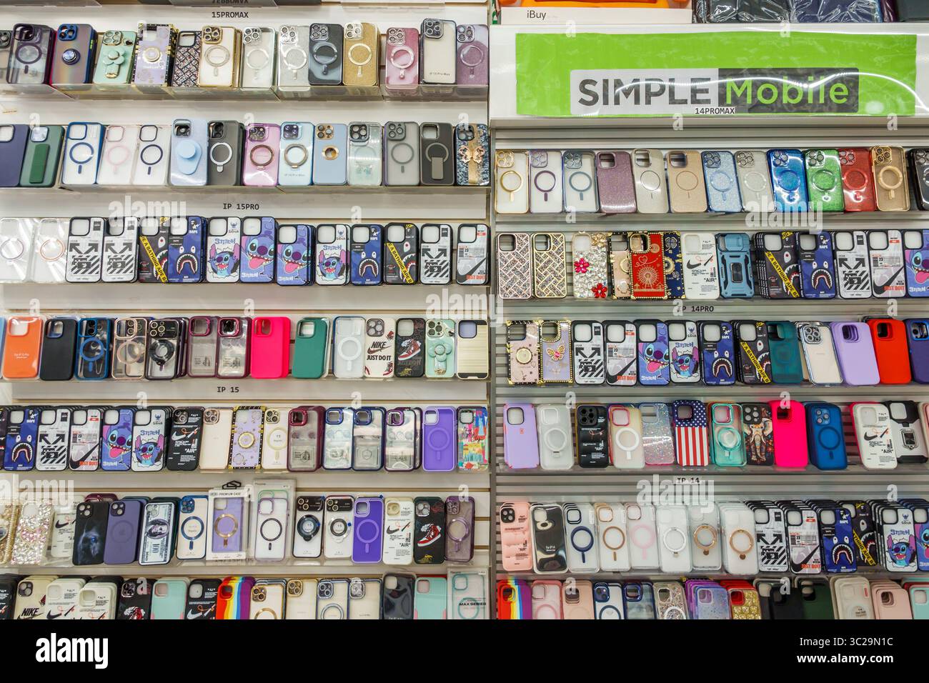 Miami Beach Florida, Washington Avenue, magasin d'accessoires de téléphone au détail, étuis de smartphone de mur d'affichage, IP15PRO IP15 IP14PRO IP14 modèles, housses de protection Cu Banque D'Images