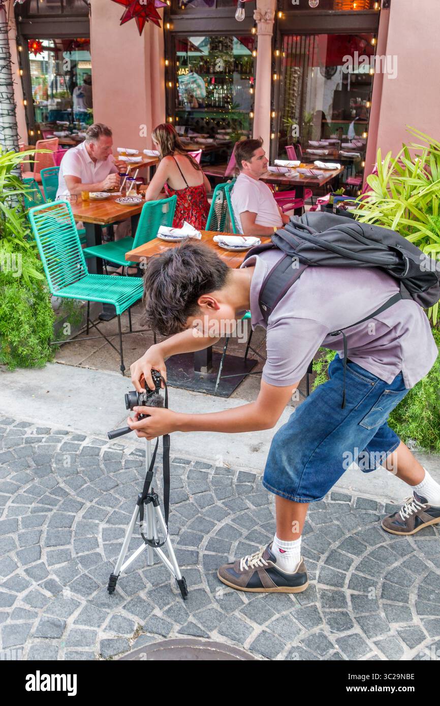 Miami Beach Florida, Espanola Way, adolescent adolescent, résidents de minorité ethnique asiatique, utilisant la caméra sur trépied, photographier des tables extérieures, Banque D'Images