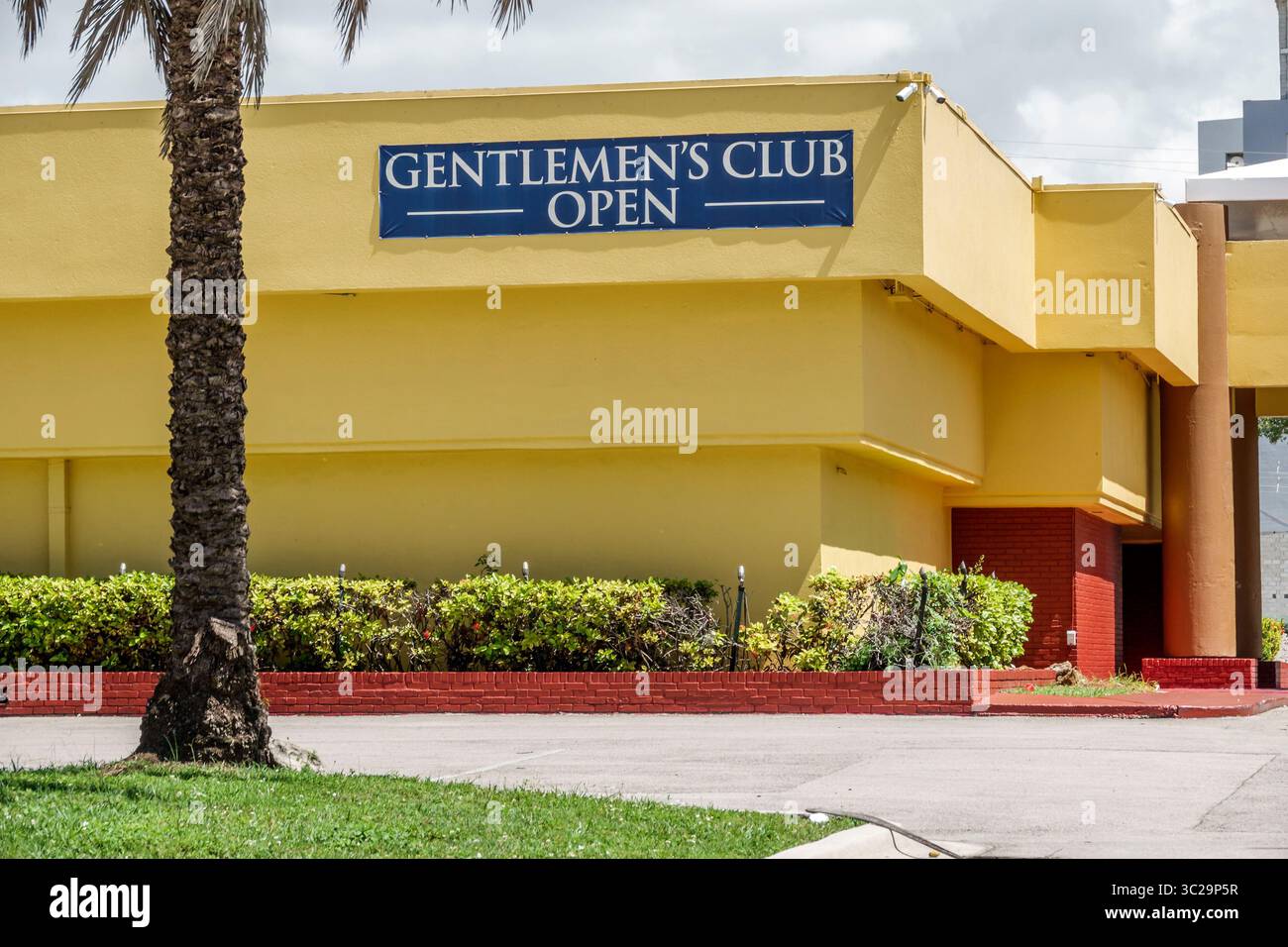 North Miami Beach Florida, 163rd Street business, salle de divertissement sur le thème des adultes signalétique extérieure visible en journée, strip club gentlemen's club business Banque D'Images