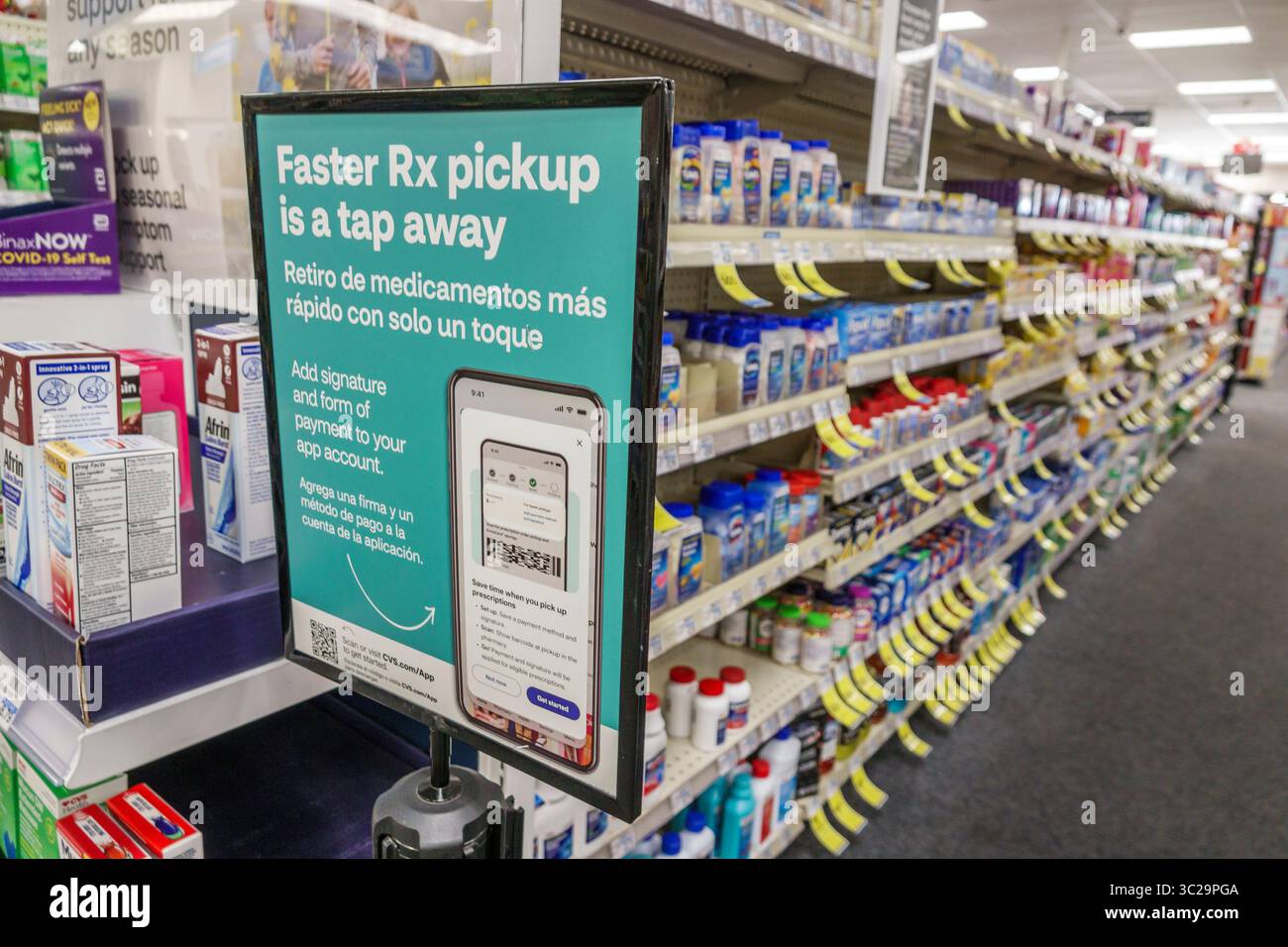 Miami Beach Florida, pharmacie CVS, intérieur, étagères d'étagères d'affichage de vente, OTC over-the-counter, panneau de prescription de Rx promouvant le choix numérique Banque D'Images