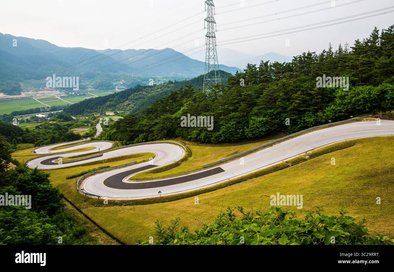 Feux de voiture sur une route de montagne sinueuse la nuit. Banque D'Images