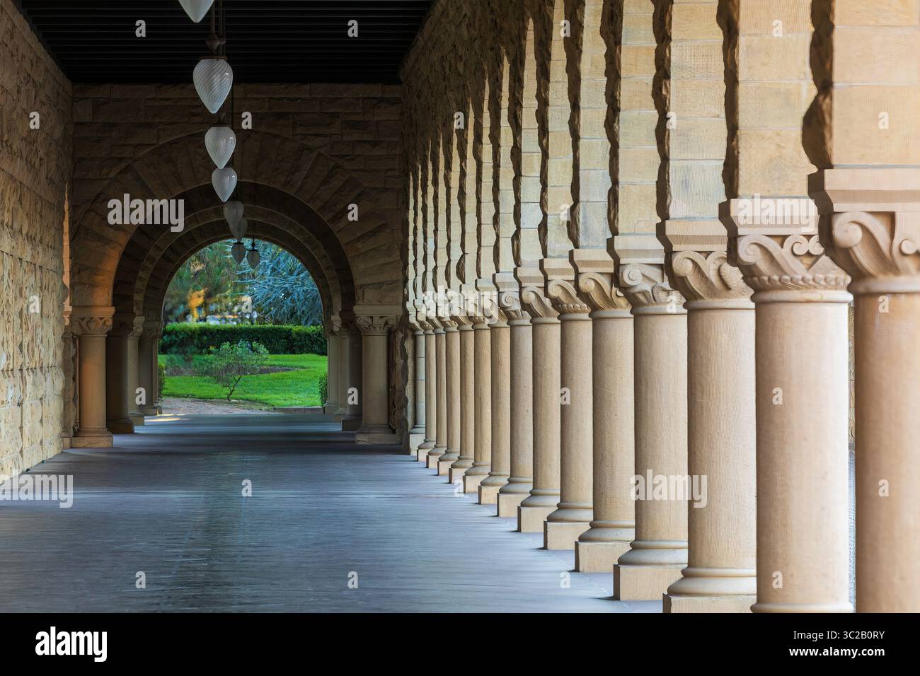 Un cloître montrant la colonnade à l'Université de Stanford, Californie. Banque D'Images Un cloître montrant la colonnade à l'Université de Stanford, Californie. Banque D'Images