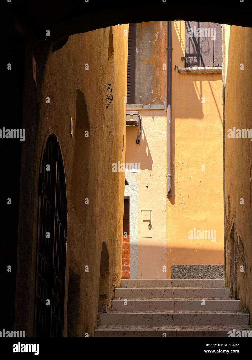 Abstrait de murs jaunes éclairés par le soleil dans un passage à Salo , Italie Banque D'Images