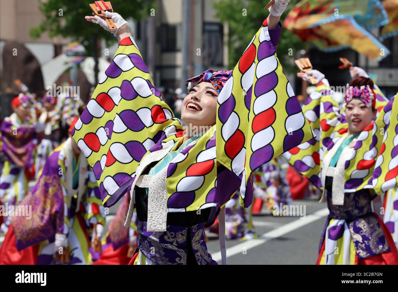 KAGAWA, JAPON - 20 JUILLET 2025 : des artistes japonais dansent au célèbre festival Yosakoi. Yosakoi est un style unique d'événement de danse japonaise. Banque D'Images