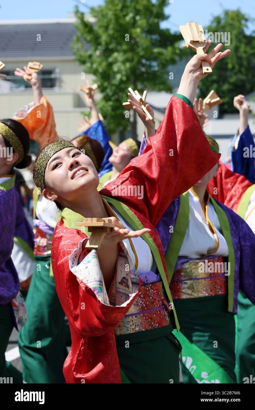 KAGAWA, JAPON - 20 JUILLET 2025 : des artistes japonais dansent au célèbre festival Yosakoi. Yosakoi est un style unique d'événement de danse japonaise. Banque D'Images