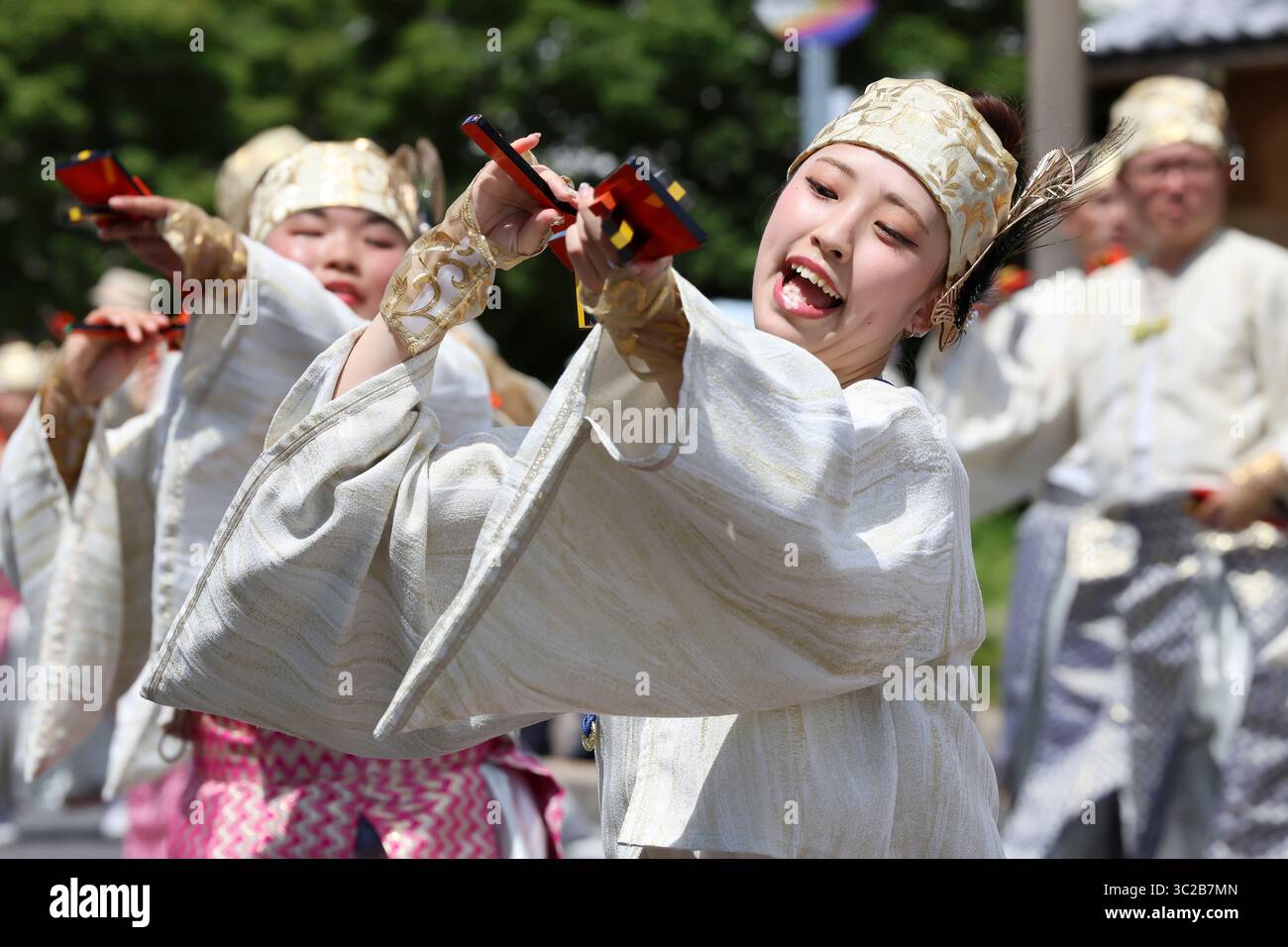KAGAWA, JAPON - 20 JUILLET 2025 : des artistes japonais dansent au célèbre festival Yosakoi. Yosakoi est un style unique d'événement de danse japonaise. Banque D'Images