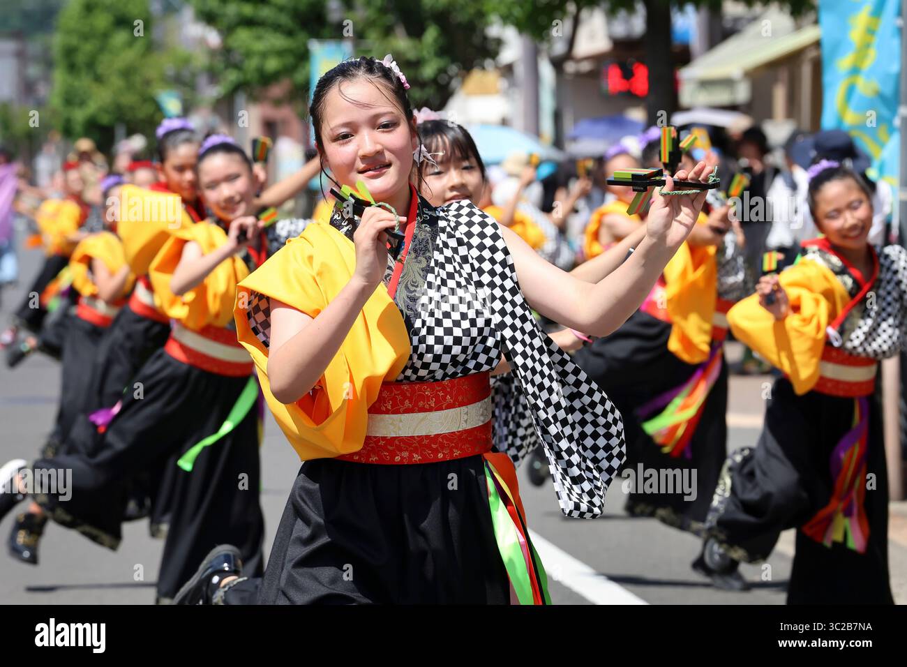 KAGAWA, JAPON - 20 JUILLET 2025 : des artistes japonais dansent au célèbre festival Yosakoi. Yosakoi est un style unique d'événement de danse japonaise. Banque D'Images