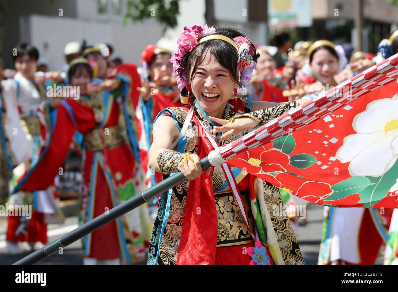 KAGAWA, JAPON - 20 JUILLET 2025 : des artistes japonais dansent au célèbre festival Yosakoi. Yosakoi est un style unique d'événement de danse japonaise. Banque D'Images