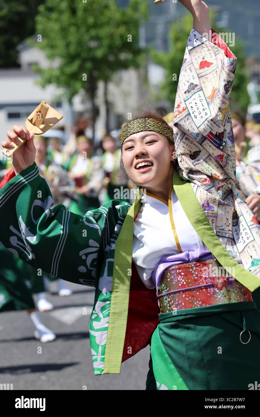 KAGAWA, JAPON - 20 JUILLET 2025 : des artistes japonais dansent au célèbre festival Yosakoi. Yosakoi est un style unique d'événement de danse japonaise. Banque D'Images