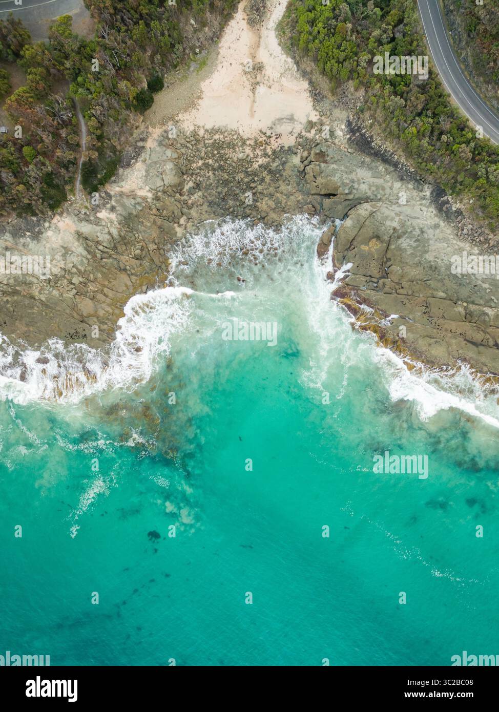 25 mars 2016 - Victoria, Australie - vue aérienne des vagues agitées frappant la côte de la formation rocheuse, Australie. (Crédit image : © Amazing Aerial via ZUMA Wire) Banque D'Images