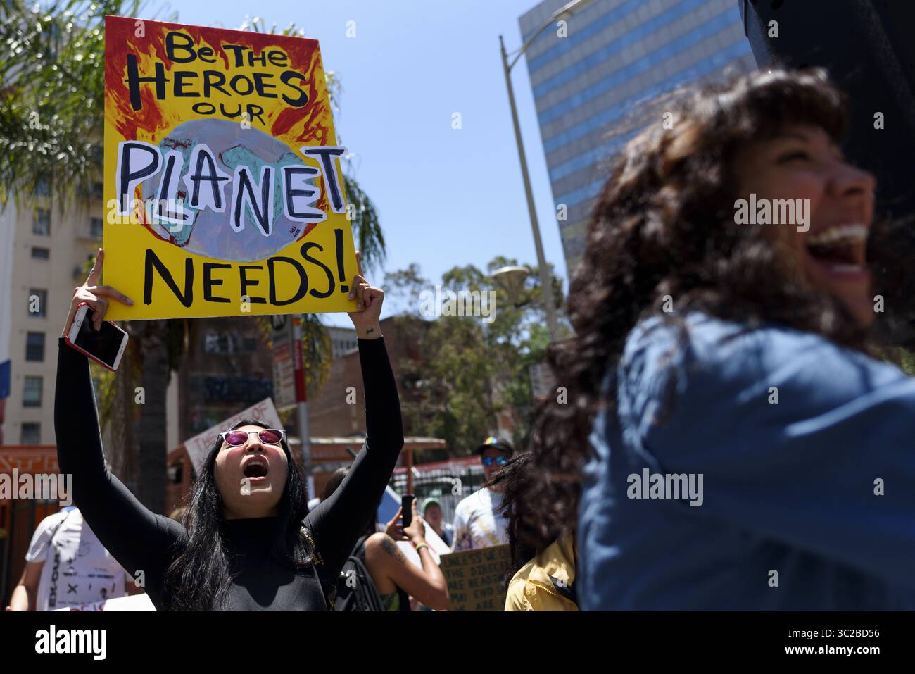24 mai 2019 - Los Angeles, Californie, États-Unis - Un manifestant lors d'une manifestation contre le changement climatique tient une pancarte qui dit être les héros dont notre planète a besoin. Des étudiants et des militants écologistes participent à une grève climatique à Los Angeles, en Californie. Les organisateurs ont appelé l’administration Trump à déclarer l’état d’urgence climatique afin de sauver la planète, de créer un Green New Deal et de passer à une économie zéro émission. (Crédit image : © Ronen Tivony/SOPA images via ZUMA Wire) Banque D'Images