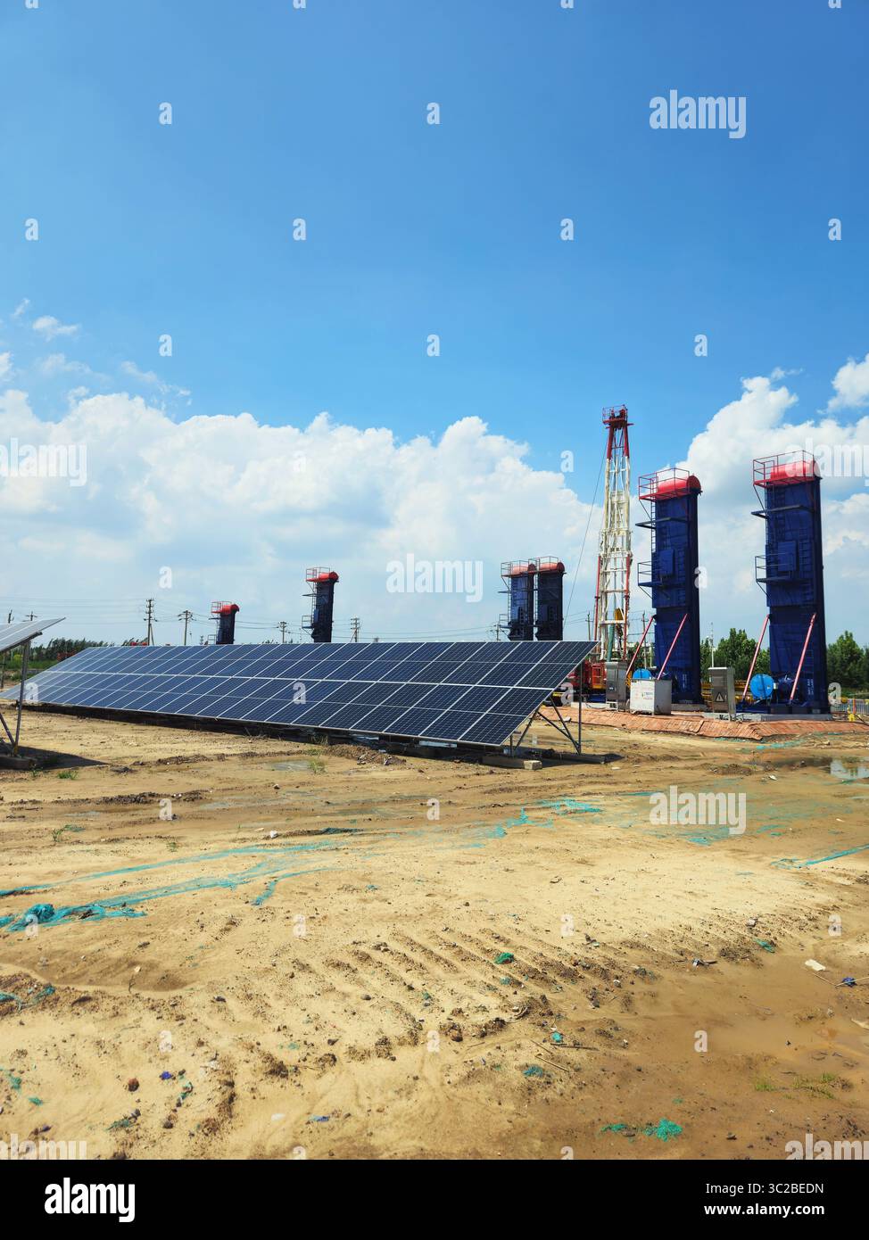 Panneaux solaires et plates-formes pétrolières à Sinopec Shengli Oilfield reflétant la transition énergétique en Chine Banque D'Images