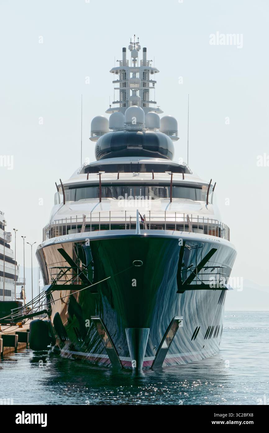 Yacht Launchpad dans le port de Corfou, Grèce. Méga yacht à moteur de luxe construit par Feadship aux pays-Bas en 2024. Superyacht appartenant à Mark Zuckerberg. Banque D'Images