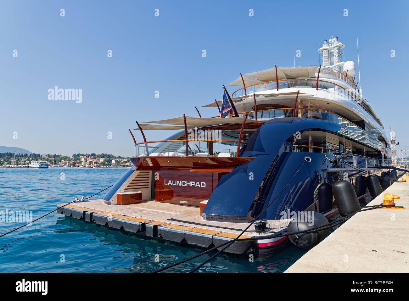Yacht Launchpad au mouillage à Corfou, Grèce. Méga yacht à moteur de luxe construit par Feadship aux pays-Bas en 2024. Superyacht appartenant à Mark Zuckerberg. Banque D'Images