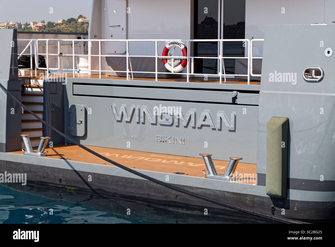 Navire de soutien compagnon de luxe Wingman à l'ancre à Corfou, Grèce. Yacht compagnon pour le Superyacht Launchpad de Mark Zuckerberg. Banque D'Images