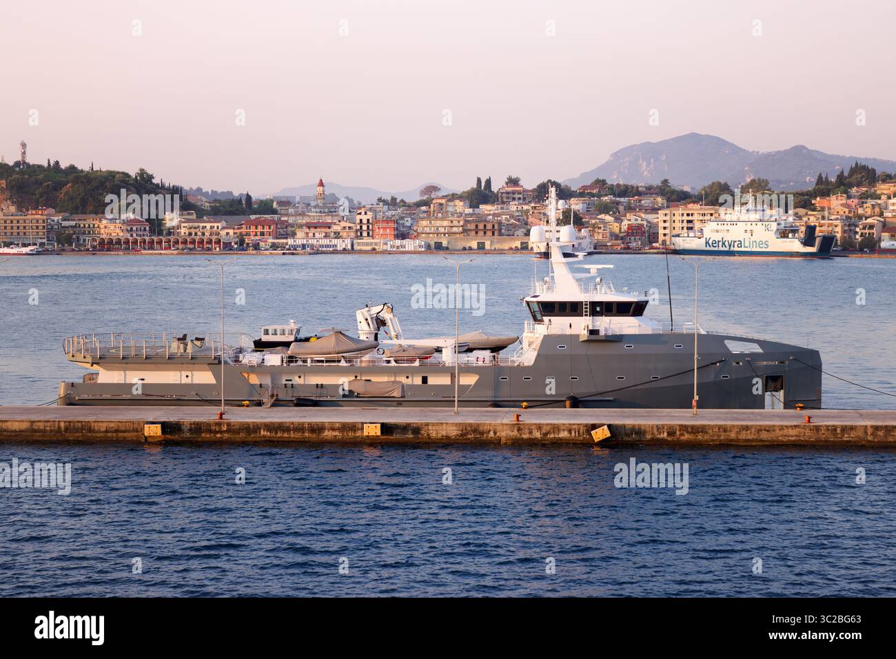 Navire de soutien compagnon de luxe Wingman à l'ancre à Corfou, Grèce. Yacht compagnon pour le Superyacht Launchpad de Mark Zuckerberg. Banque D'Images