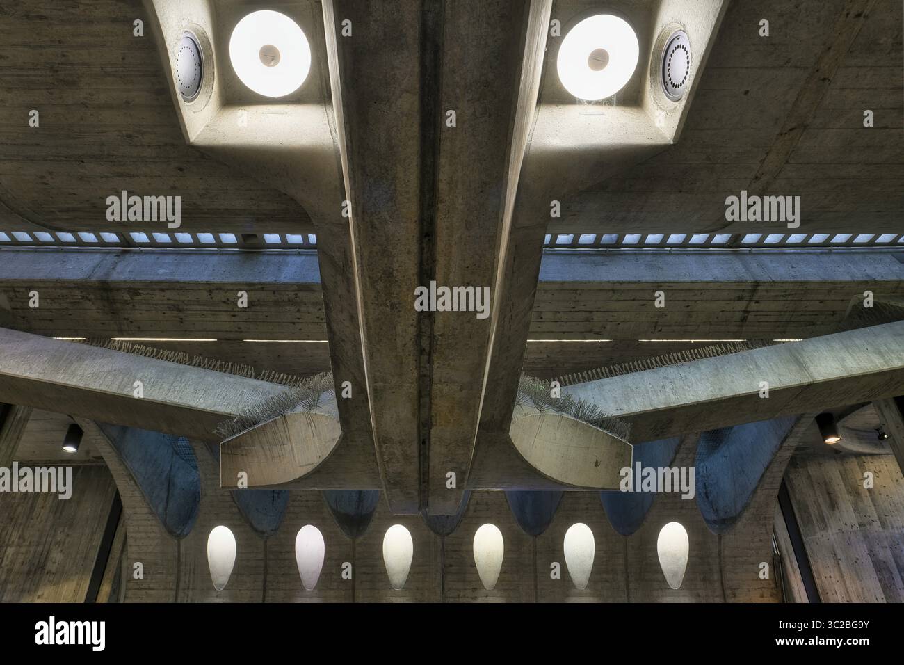 Plafond en béton futuriste d'un passage de gare ferroviaire, Zurich, Suisse Banque D'Images