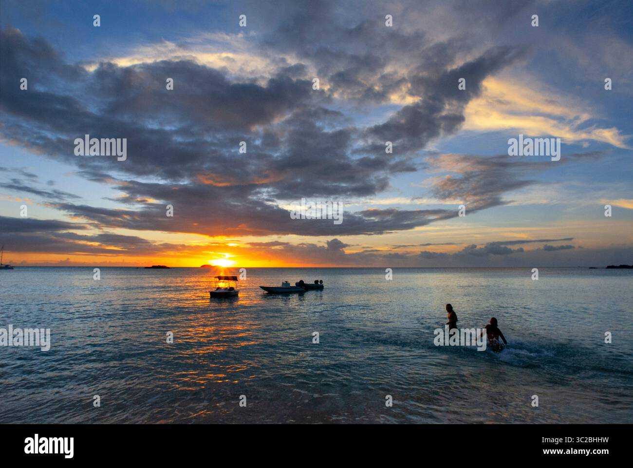 24 mai 2019 : Bahamas : couple nageant et jouant en face de Beach Fernandez Bay Village Resort, Cat Island. Bahamas (crédit image : © Sergi Reboredo/ZUMA Wire) Banque D'Images