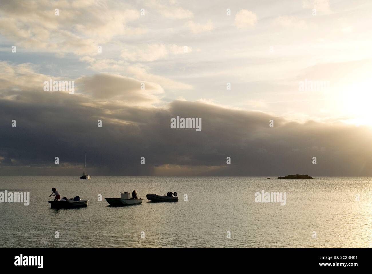 24 mai 2019 : Bahamas : coucher de soleil avec un petit bateau. Plage Fernandez Bay Village, Cat Island. Bahamas (crédit image : © Sergi Reboredo/ZUMA Wire) Banque D'Images