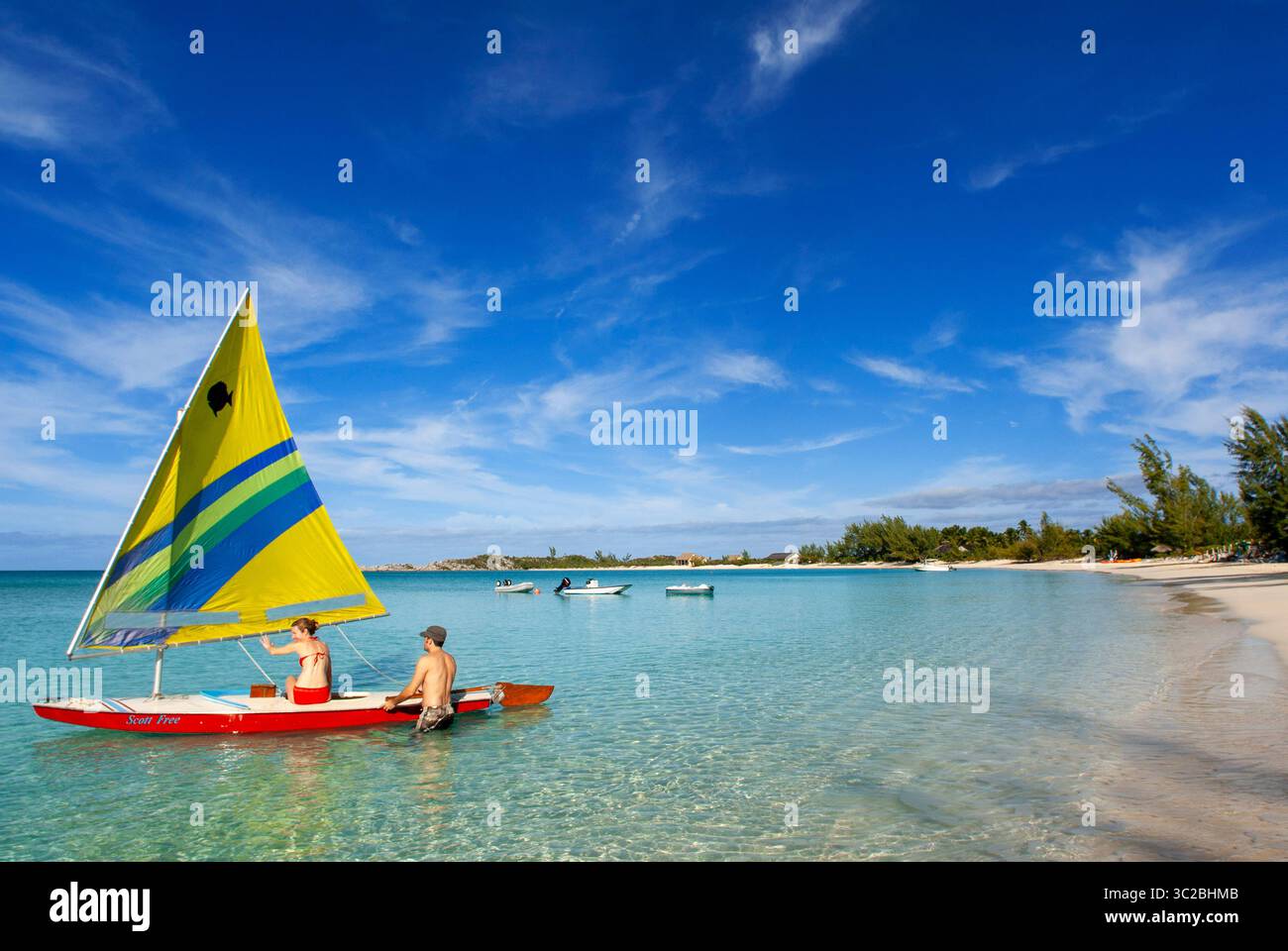 24 mai 2019 : Bahamas : couple dans un petit voilier. Plage Fernandez Bay Village, Cat Island. Bahamas (crédit image : © Sergi Reboredo/ZUMA Wire) Banque D'Images