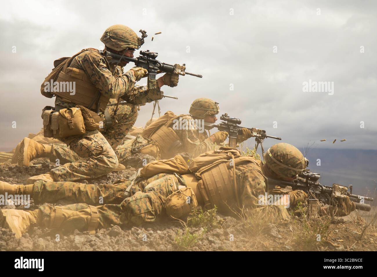 17 mai 2019 - Marine corps base Hawaii, Hawaii, États-Unis - les Marines américains avec Golf Company, 2e bataillon, 3e régiment de Marines, tirent sur des cibles lors d'une attaque soutenue par un peloton dans la zone d'entraînement de Pachakuloa, le 9 mai 2019. L'exercice Bougainville II est la deuxième phase de la formation préalable au déploiement menée par le bataillon afin de renforcer la cohésion des unités et la préparation au combat. (Crédit image : © U.S. Marines/ZUMA Wire/ZUMAPRESS.com) Banque D'Images