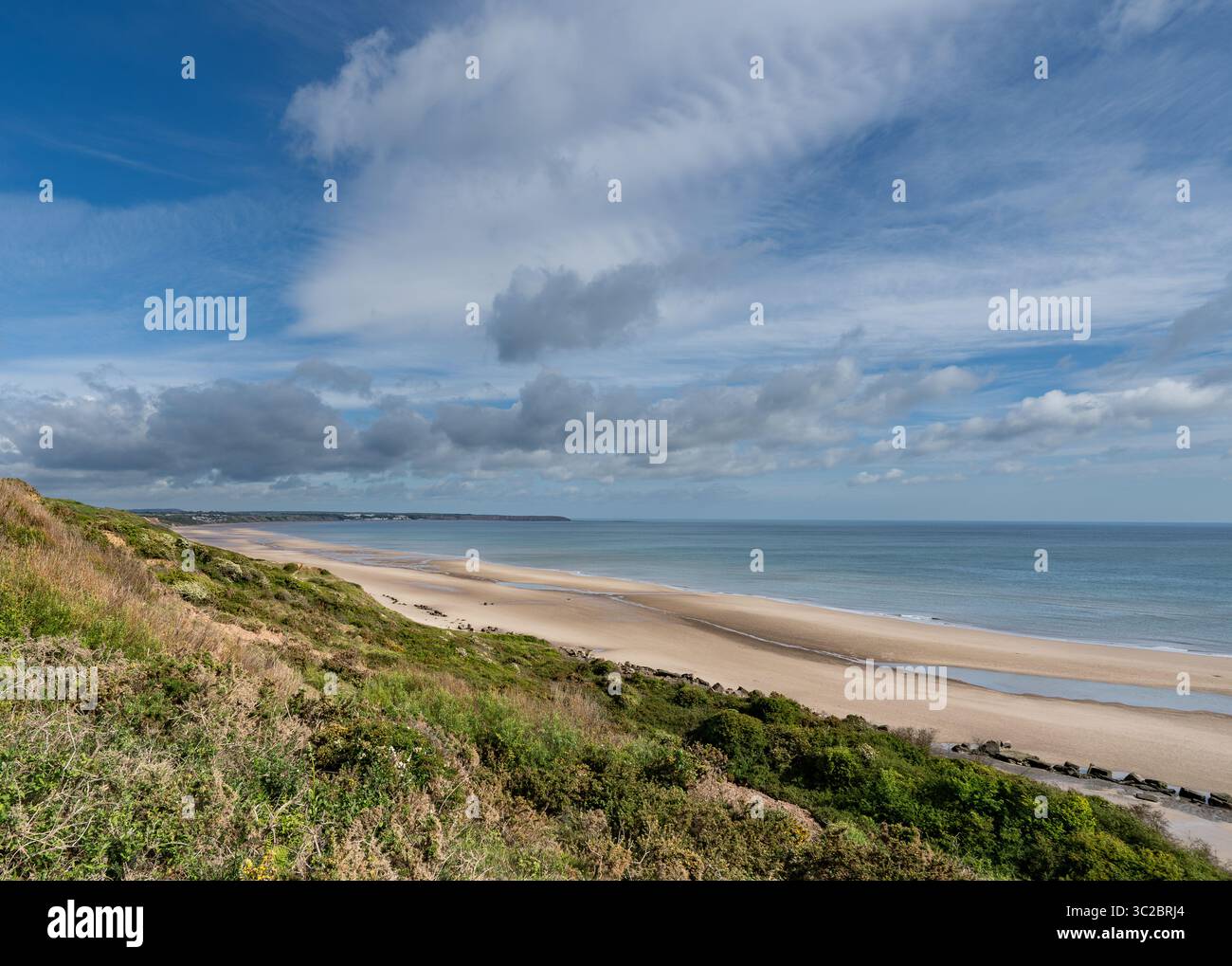 Vue sur la falaise des sables de Reighton regardant vers Filey et Filey Brigg lointains Banque D'Images