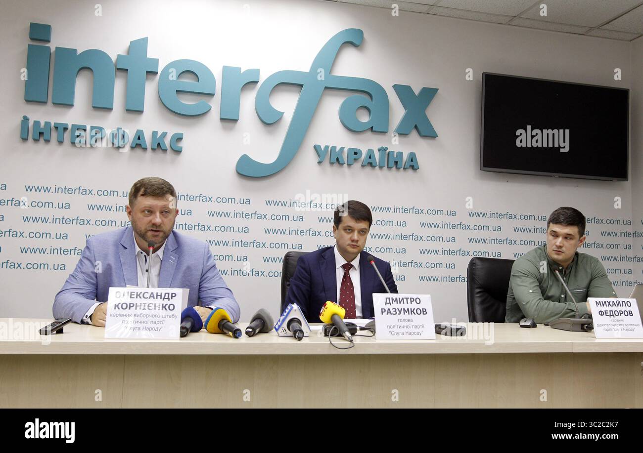 27 mai 2019 - Kiev, Ukraine - dirigeants du nouveau parti politique "serviteur du peuple" ( Sluha narodu ) - Oleksandr Korniyenko, chef de la campagne électorale du parti politique serviteur du peuple (l), Dmytro Razumkov, conseiller du président ukrainien Volodymyr Zelensky et chef du parti politique « serviteur du peuple » (C) et Mykhaylo Fedorov chef de la direction numérique du parti politique le « serviteur du peuple » (R) a assisté à une conférence de presse à Kiev. les dirigeants du nouveau parti politique « serviteur du peuple » du président ukrainien Volodymyr Zelensky ont déclaré sur la préparation Banque D'Images