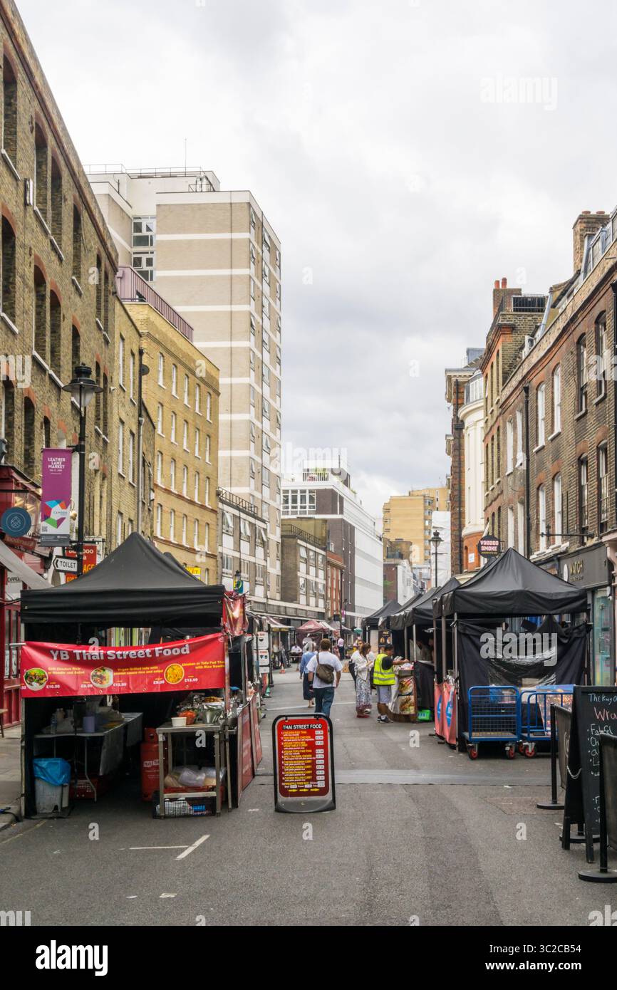 Stands de nourriture de rue au Leather Lane Market, Londres. Banque D'Images