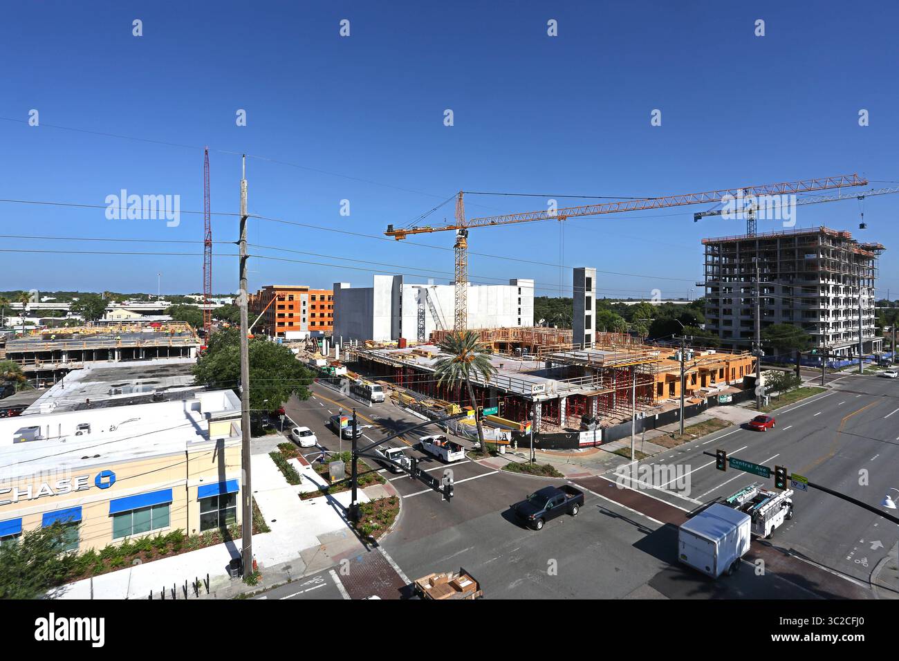 May 29, 2019 - Petersburg, Florida, U.S. - SCOTT KEELER | Times..regardant à l'ouest des appartements fusion 1560 sur Central Avenue à Petersburg , la vue est de quatre grands nouveaux projets en construction - un hôtel Tru by Hilton sur le côté sud de Central à 16th Street ; un complexe d'appartements de 251 unités au 1601 Central by Indianapolis-based Milhaus et un complexe d'appartements de 243 unités par Ohio-based NRP Group dans le bloc de Central 1700. Sur la droite de la photo, DevMar Development of Michigan construit une tour de 211 unités avec piscine sur le toit à 16th et First Avenue N. (crédit image Banque D'Images