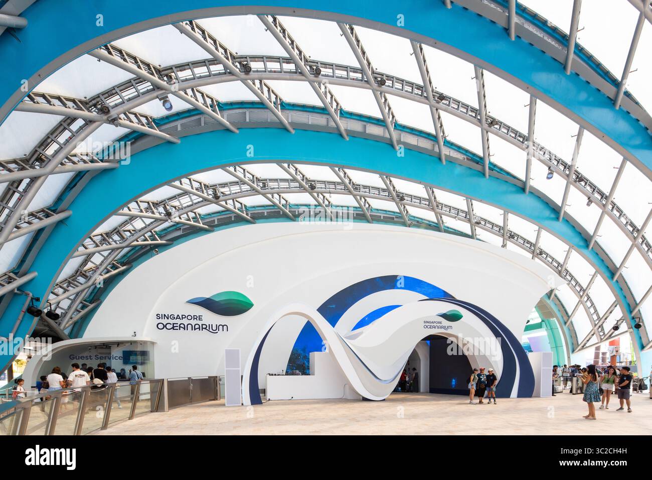 Les visiteurs font la queue à l'Oceanarium de Sentosa, Singapour. Ouverture le 24 juillet 2025. Banque D'Images