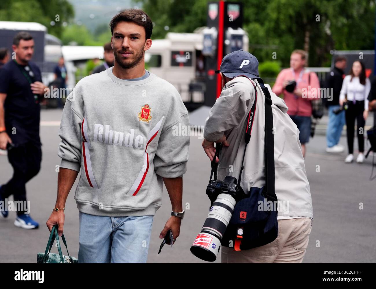 Le pilote alpin Pierre Gasly arrive au circuit de Spa-Francorchamps, Stavelot, Belgique, devant le Grand Prix de Belgique dimanche. Date de la photo : jeudi 24 juillet 2025. Banque D'Images