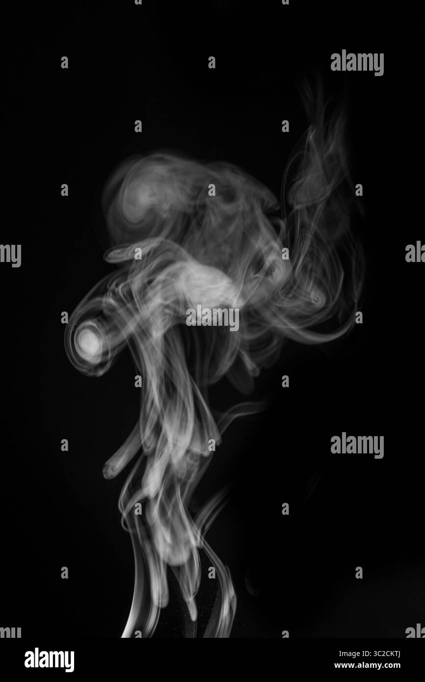 Fumée éthérée tourbillonnant gracieusement dans l'air créant des formes abstraites et des motifs pour le concept d'expression artistique. ressource graphique pour montage, ove Banque D'Images